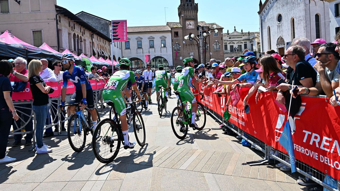 Los aficionados están muy animados con el Giro. (EFE/Javier Lizón)