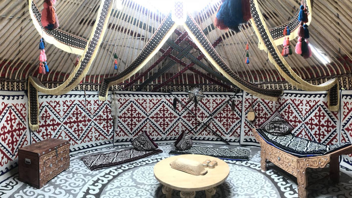 El interior de la yurta kazaja, donada por el gobierno.