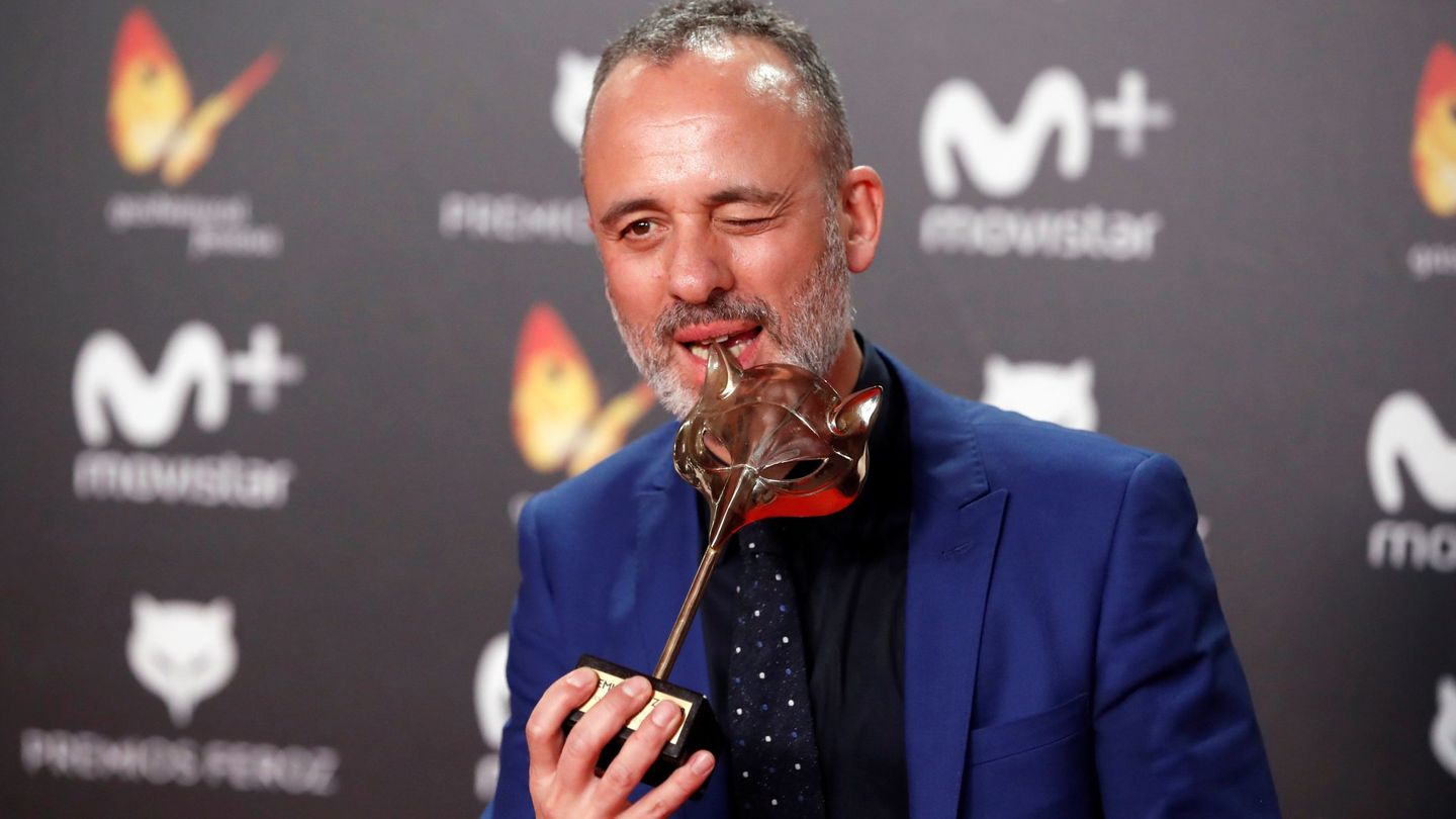 Javier Gutierrez posa con el premio a mejor actor protagonista de una serie por su trabajo en 'Vergüenza' durante la entrega de los premios Feroz. (EFE)