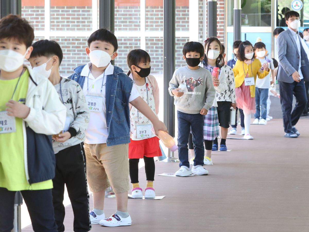 Foto: Alumnos vuelven a las clases en Chuncheon, Corea del Sur. (EFE)