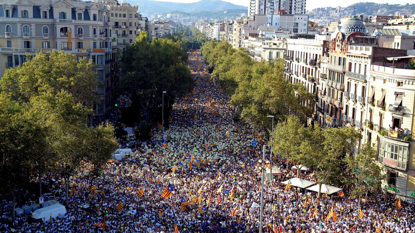 Manifestación que bajo el lema 'A punt' (A punto) a favor de la independencia en Cataluña, y con motivo de la Diada del 2016. (EFE)