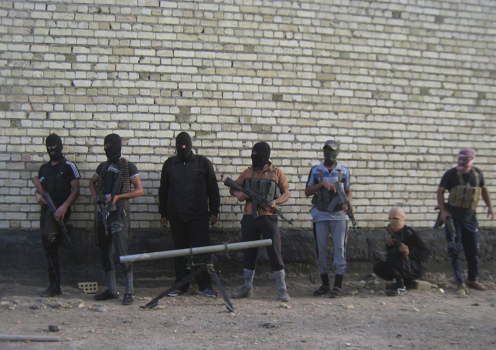 Foto: Yihadistas suníes posan para un foto en las afueras de la ciudad de Faluya, tomada parcialmente por el ISIS, el pasado 28 de abril (Reuters).