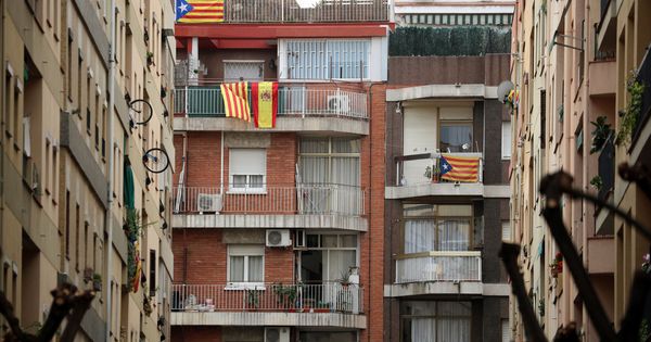 Foto: Banderas esteladas junto a una señera y una bandera de España en Barcelona. (Reuters)