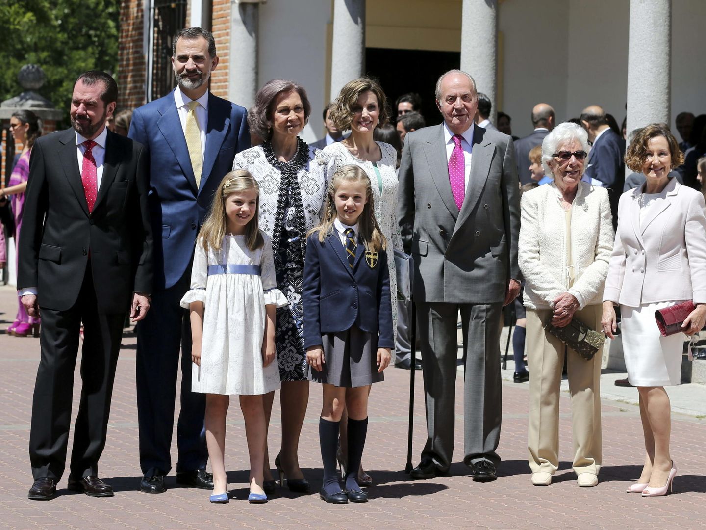 Los Reyes de España, con sus hijas y sus respectivas familias. (EFE)