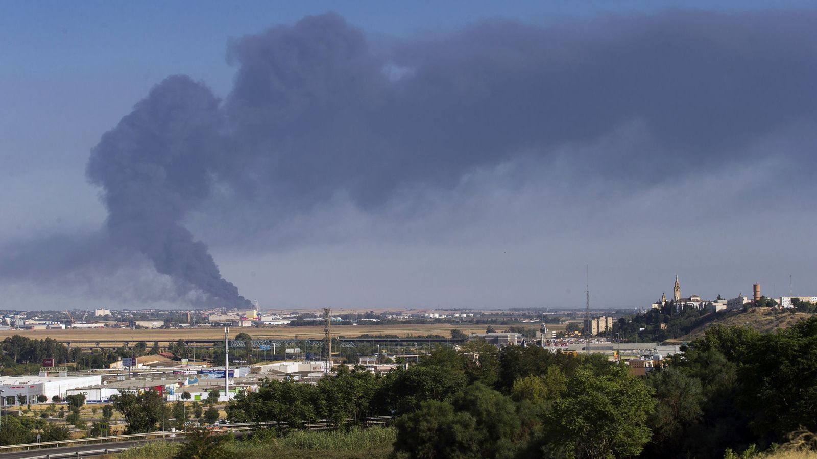Foto: Imagen del incendio de la fábrica de aceite del Grupo Ybarra. (EFE)
