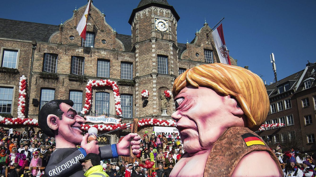 Foto: Una carroza titulada "Angela Merkel y Grecia" participa en el desfile Rosenmontag, celebrado tradicionalmente durante el Carnaval, en Düsseldorf