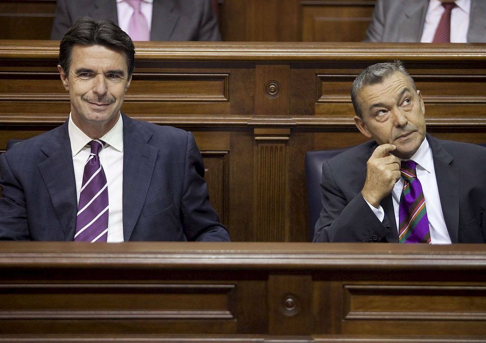 Foto: El ministro de Industria, José Manuel Soria, y el presidente de Canarias, Paulino Rivero (Efe)