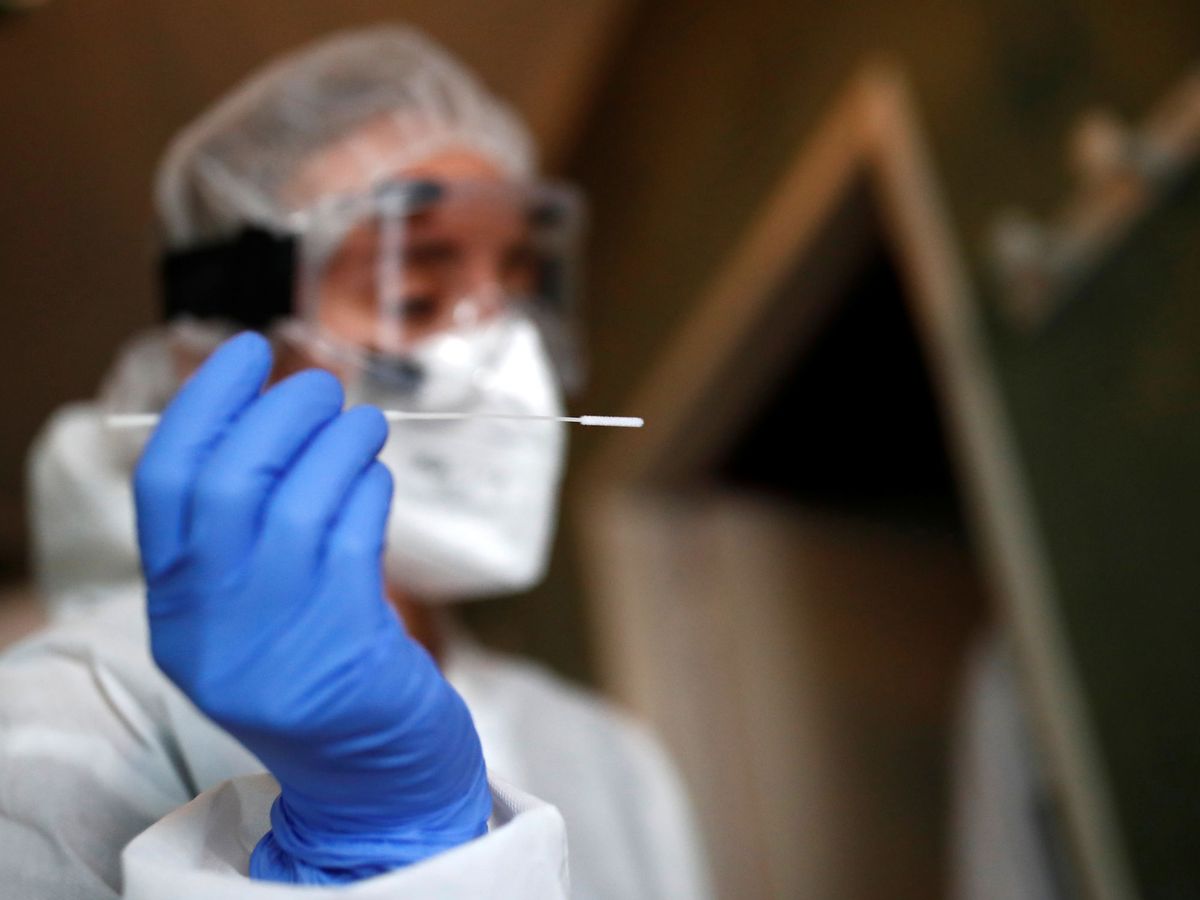 Foto: Una trabajadora sanitaria realizando una prueba para detectar el coronavirus. (Reuters) 