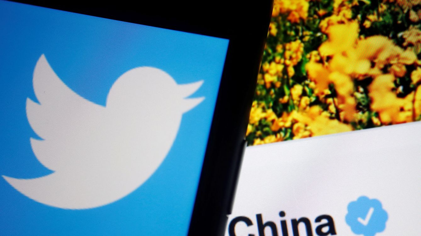 Foto: Un logotipo de Twitter se muestra en un teléfono móvil delante de una cuenta verificada operada por 'People's Daily', un medio de comunicación estatal chino. (Reuters/Florence Lo)