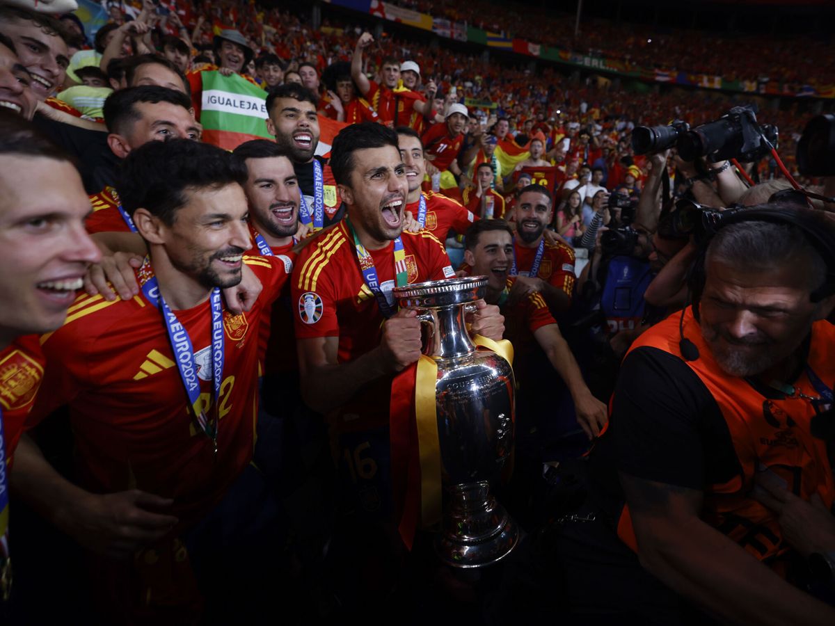 Foto: Los jugadores de España celebran el título con la afición. (EFE/Alberto Estévez)