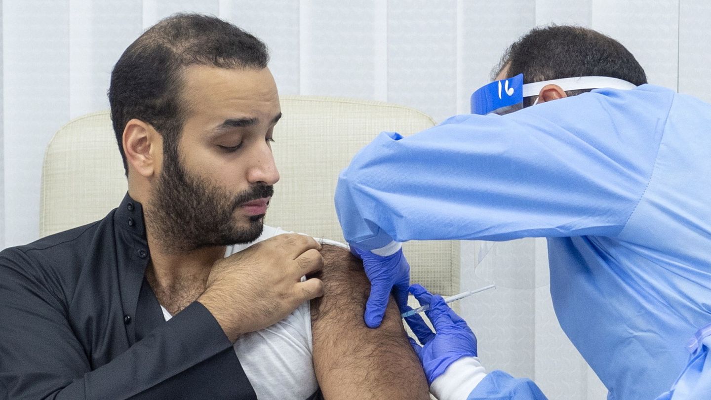 El príncipe heredero de Arabia Saudí,  recibiendo la vacuna. (EFE)