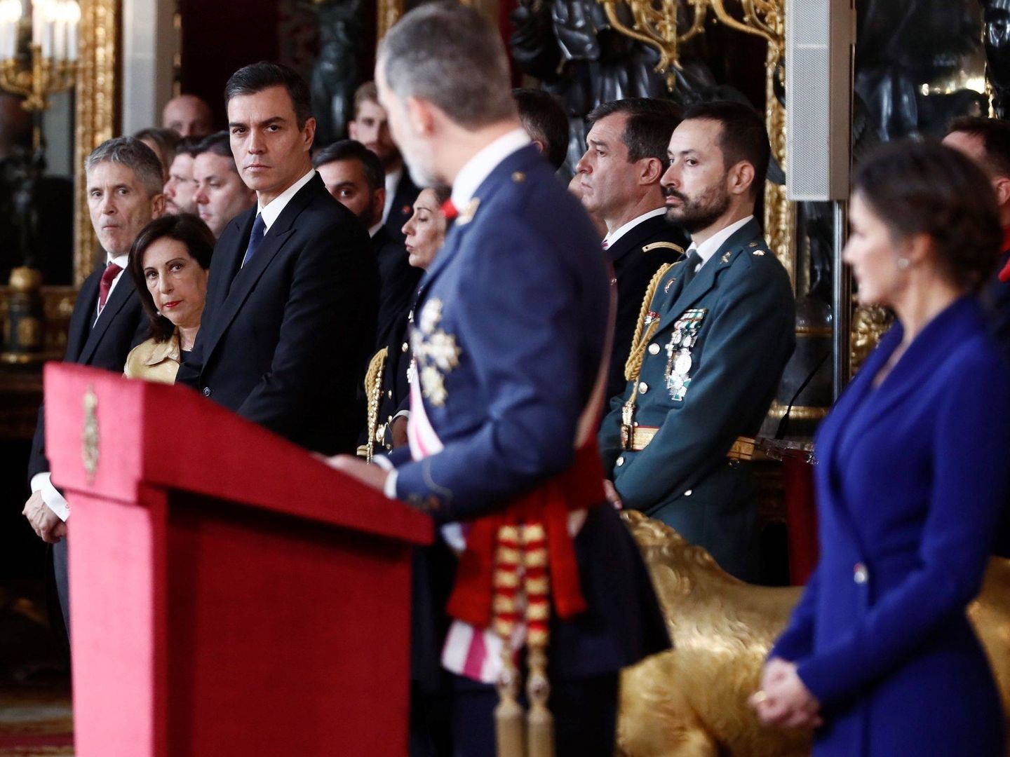  El Rey mira a Pedro Sánchez.
