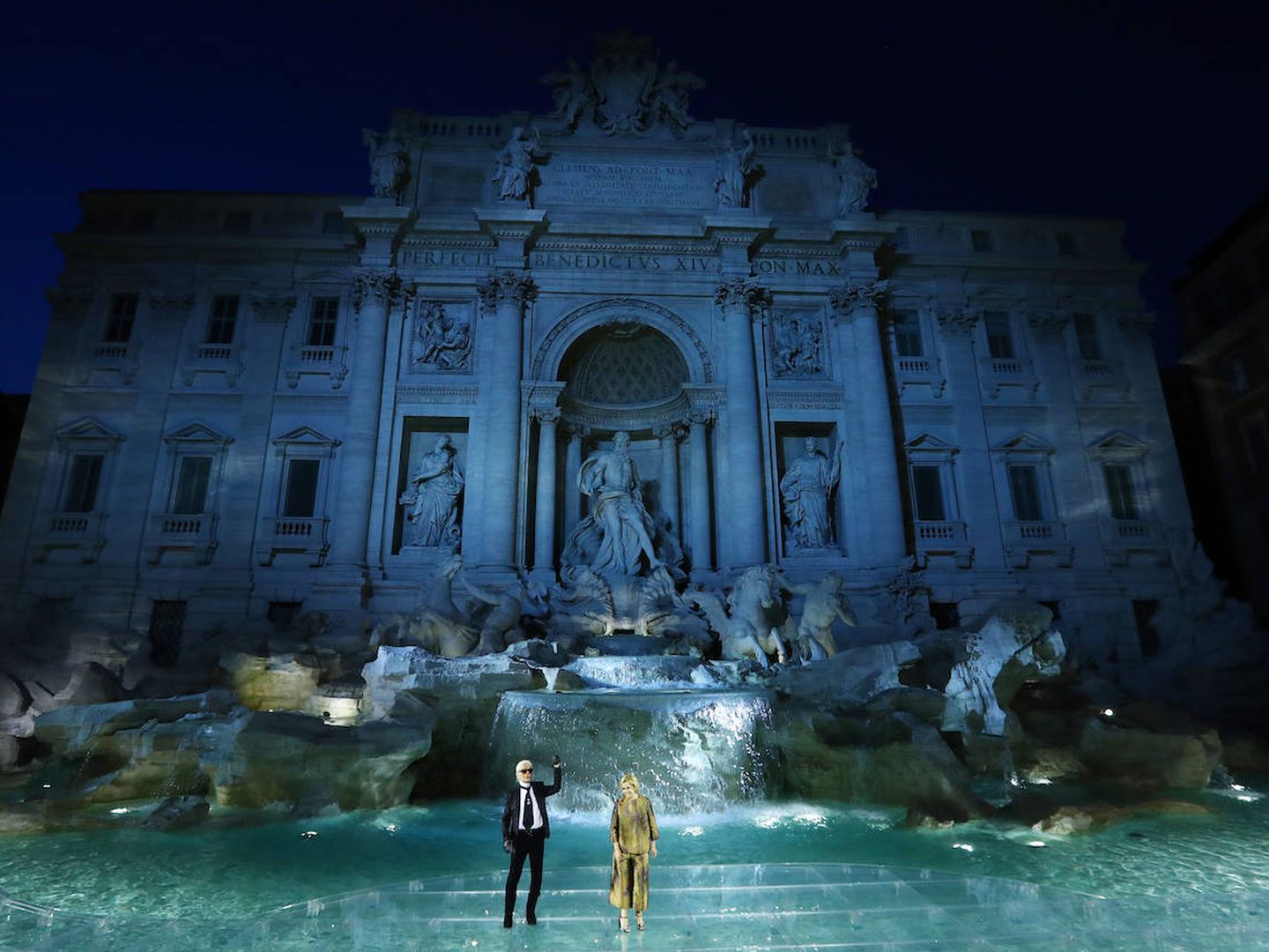 Karl Lagerfeld y Silvia Venturini Fendi, en la impresionante Fontana di Trevi durante el 90 aniversario de Fendi. (Getty)
