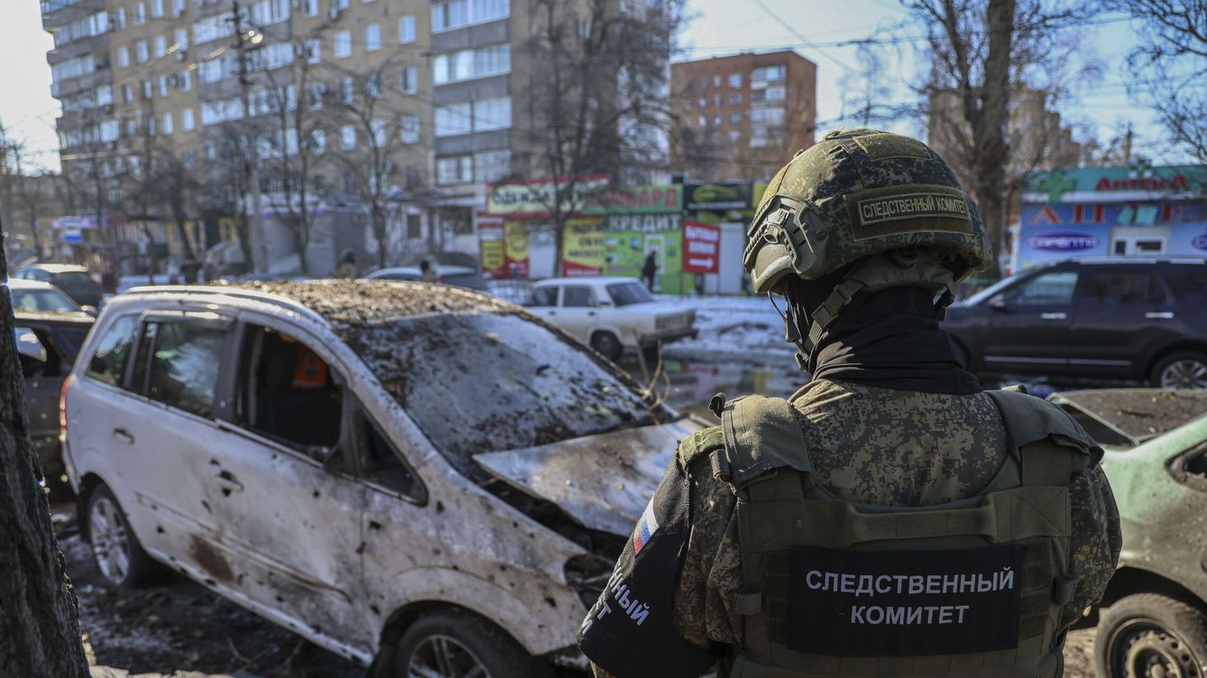 Foto: Un agente del Comité Ruso de Investigación examina los cuerpos de las víctimas mortales del bombardeo en Donetsk. (EFE / Alessandro Guerra)