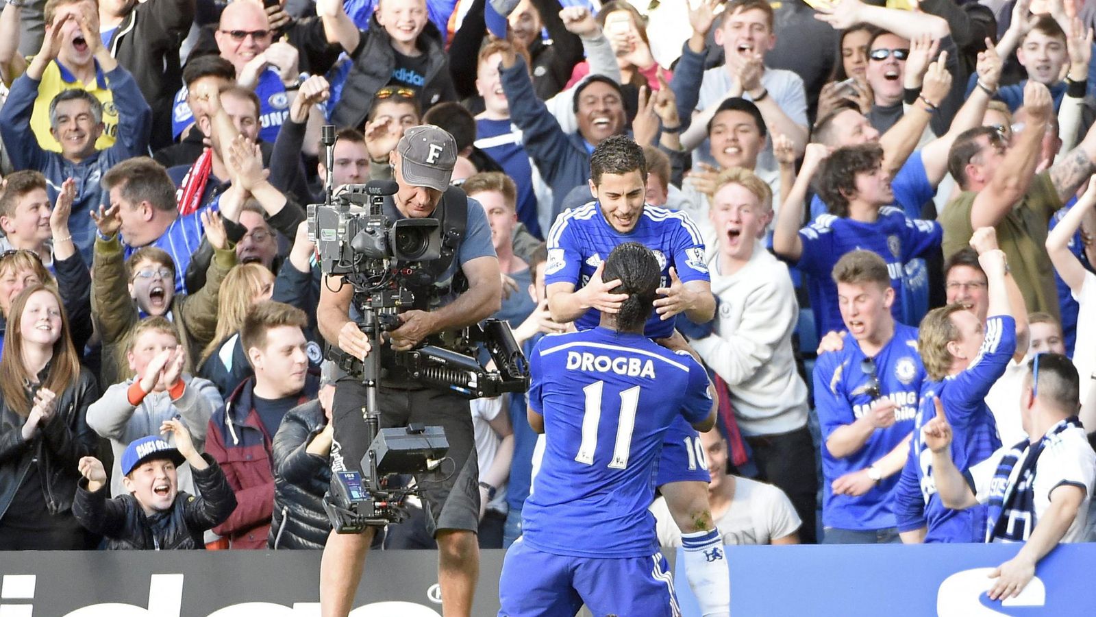 Foto: Hazard celebra con Drogba el gol del triunfo (EFE)
