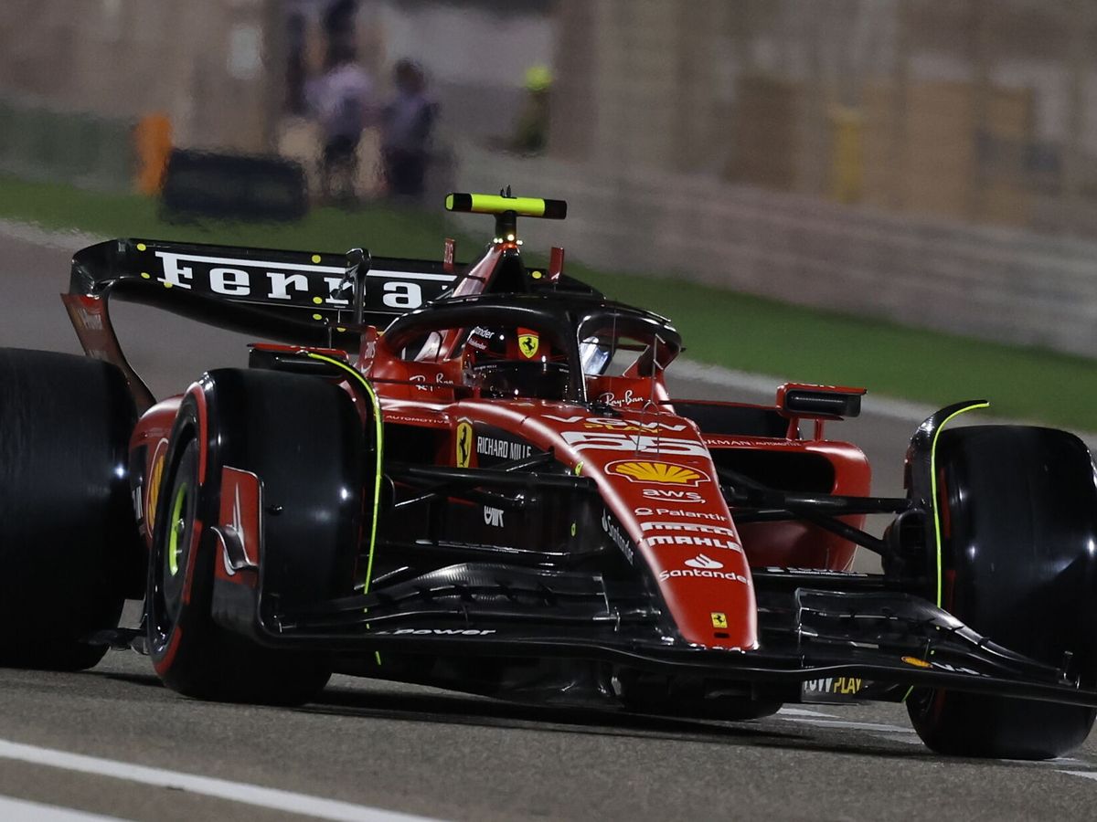 Foto: Carlos Sainz conduce su Ferrari en la sesión de clasificación del circuito de Sakhir (EFE/EPA/Ali Haider)