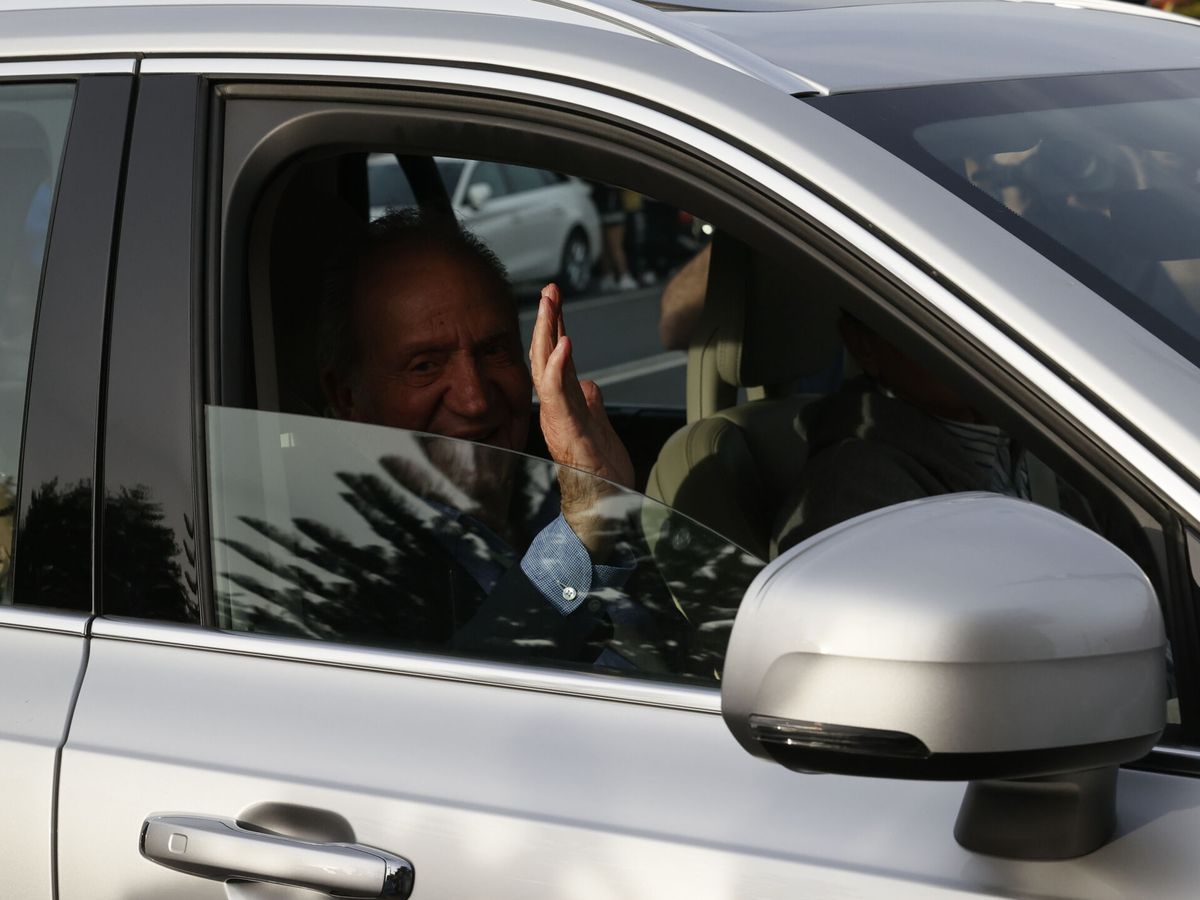 Foto:  El rey Juan Carlos I (c) saluda tras su llegada al aeropuerto vigués de Peinador. (EFE/Salvador Sas)