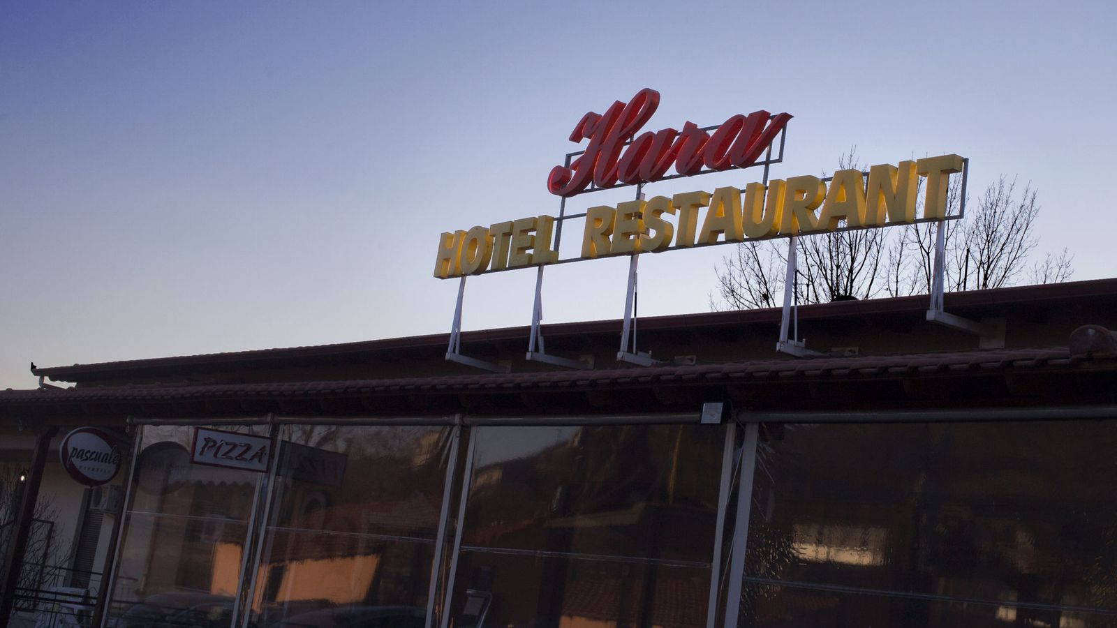 Foto: Imagen del Hotel Hara, ubicado en Idomeni, a tres kilómetros de la frontera entre Grecia y Macedonia. (Foto: David González)