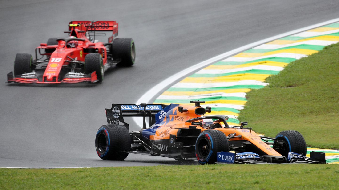 Carlos Sainz conduce por delante del Ferrari de Leclerc la temporada pasada. (EFE)
