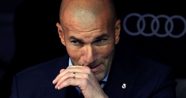 Foto: Zinedine Zidane, este sábado en el banquillo del Bernabéu. (EFE)