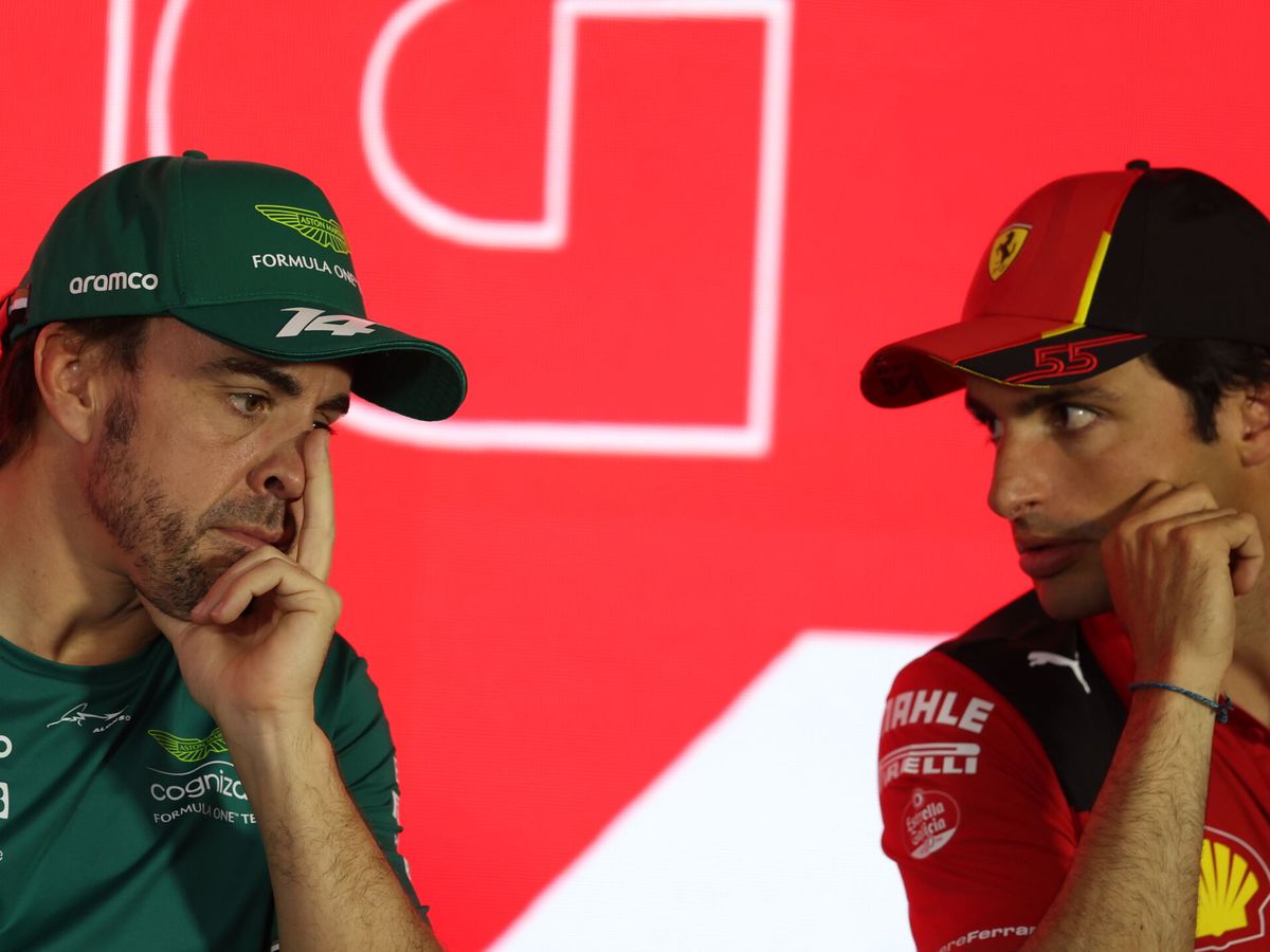 Foto: Los pilotos españoles de F1 Fernando Alonso (Aston Martin) y Carlos Sainz (Ferrari). (Reuters)