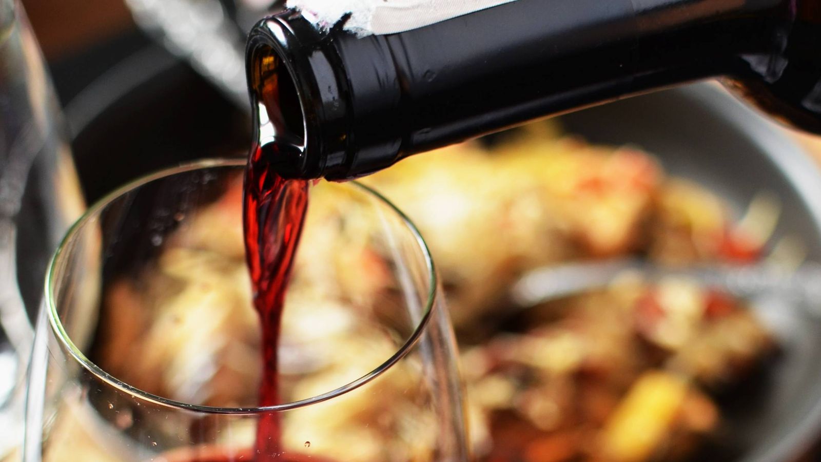 Foto: El vino tinto puede ser un excelente compañero del pescado.
