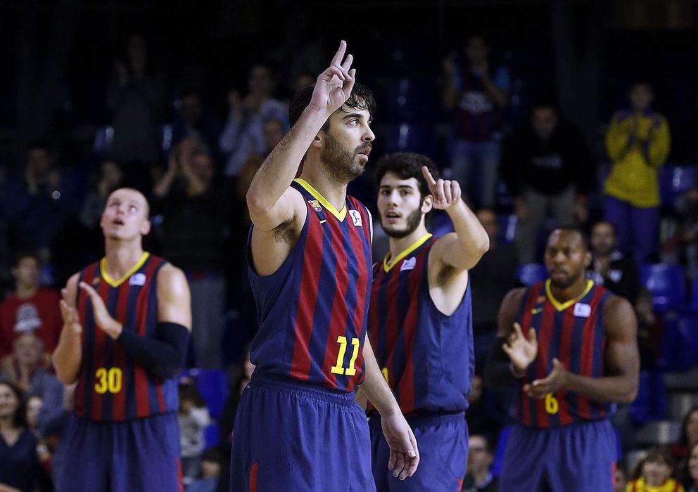 Foto: Navarro agradece al público del Palau la ovación tras alcanzar su triple número 1000 en ACB. (Efe).