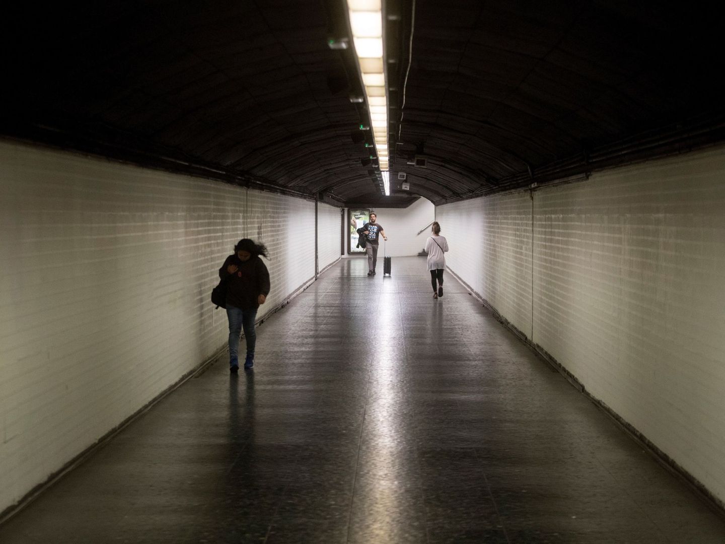 Viajeros en una parada de metro en Barcelona, este viernes. (EFE)