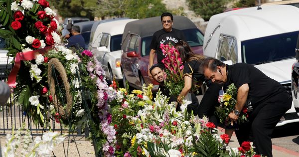 Foto: Un tributo a las víctimas del tiroteo en El Paso. (Reuters)
