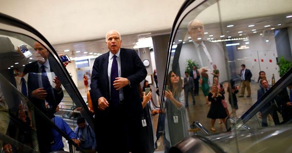 Foto: El Senador John McCain a su llegada al Capitolio para una votación sobre el sistema sanitario, el 26 de julio de 2017. (Reuters)