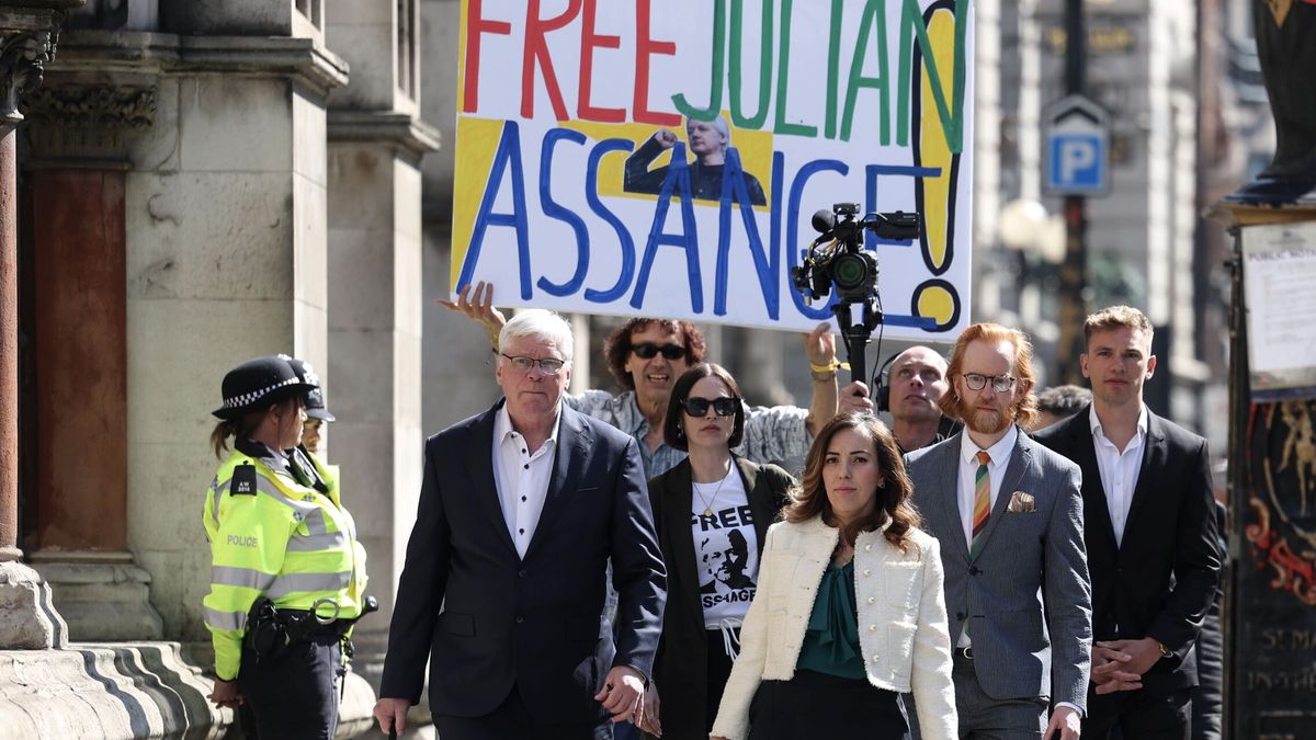 Assange gana una batalla, pero no la guerra: logra evitar la extradición a EEUU (de momento)