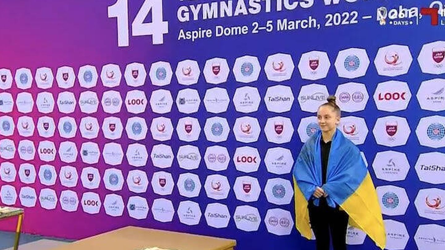 La gimnasta ucraniana Daniela Batrona obtuvo el tercer puesto en el torneo mundial de gimnasia de marzo de 2022. Rusia fue primera y segunda. Batrona se negó a compartir el podio con ellos. (Foto: twitter.com/FX_choreo)
