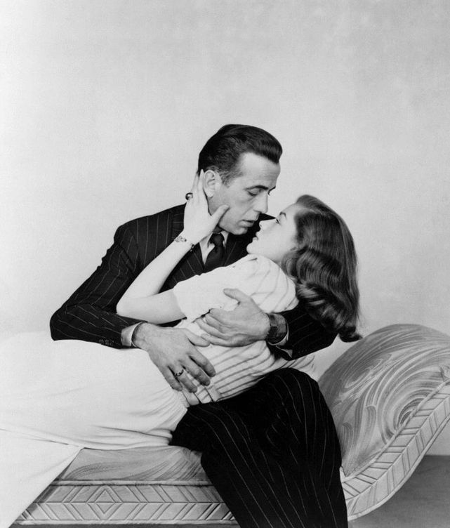 Foto: Humphrey Bogart y Lauren Bacall a punto de besarse. (EFE)