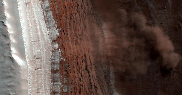 Foto: Imagen coloreada de la superficie de Marte cerca de su Polo Norte. (NASA / Reuters)