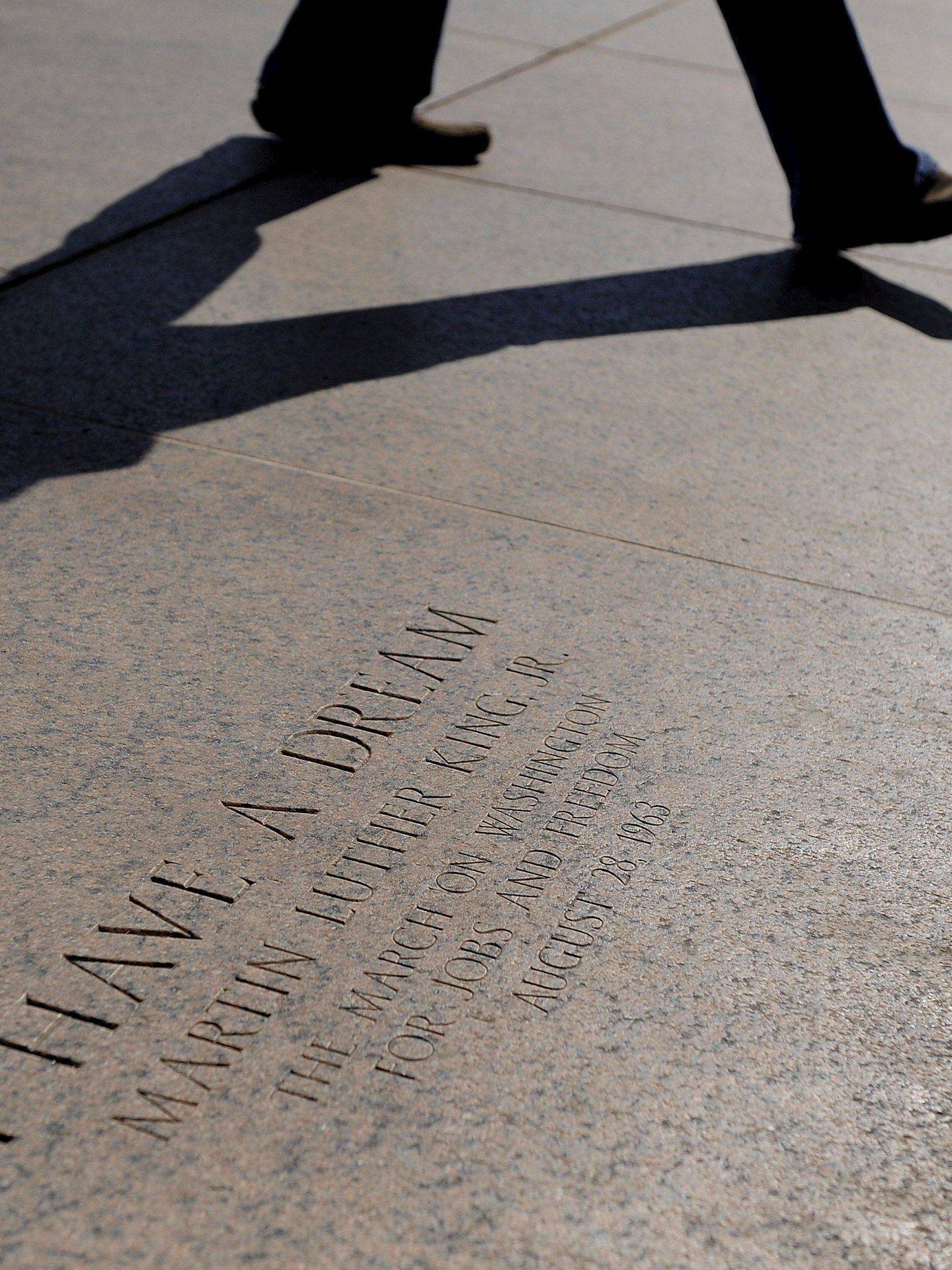Un viandante pasa junto al lugar donde Martin Luther King Jr. pronunció su famoso discurso. (EFE)