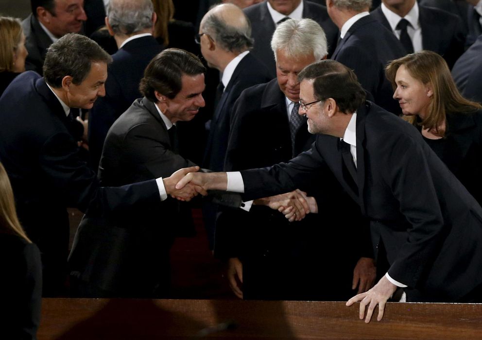 Foto: Rodríguez Zapatero, Aznar, González y Rajoy, junto a su esposa, en el funeral de Suárez. (Efe)