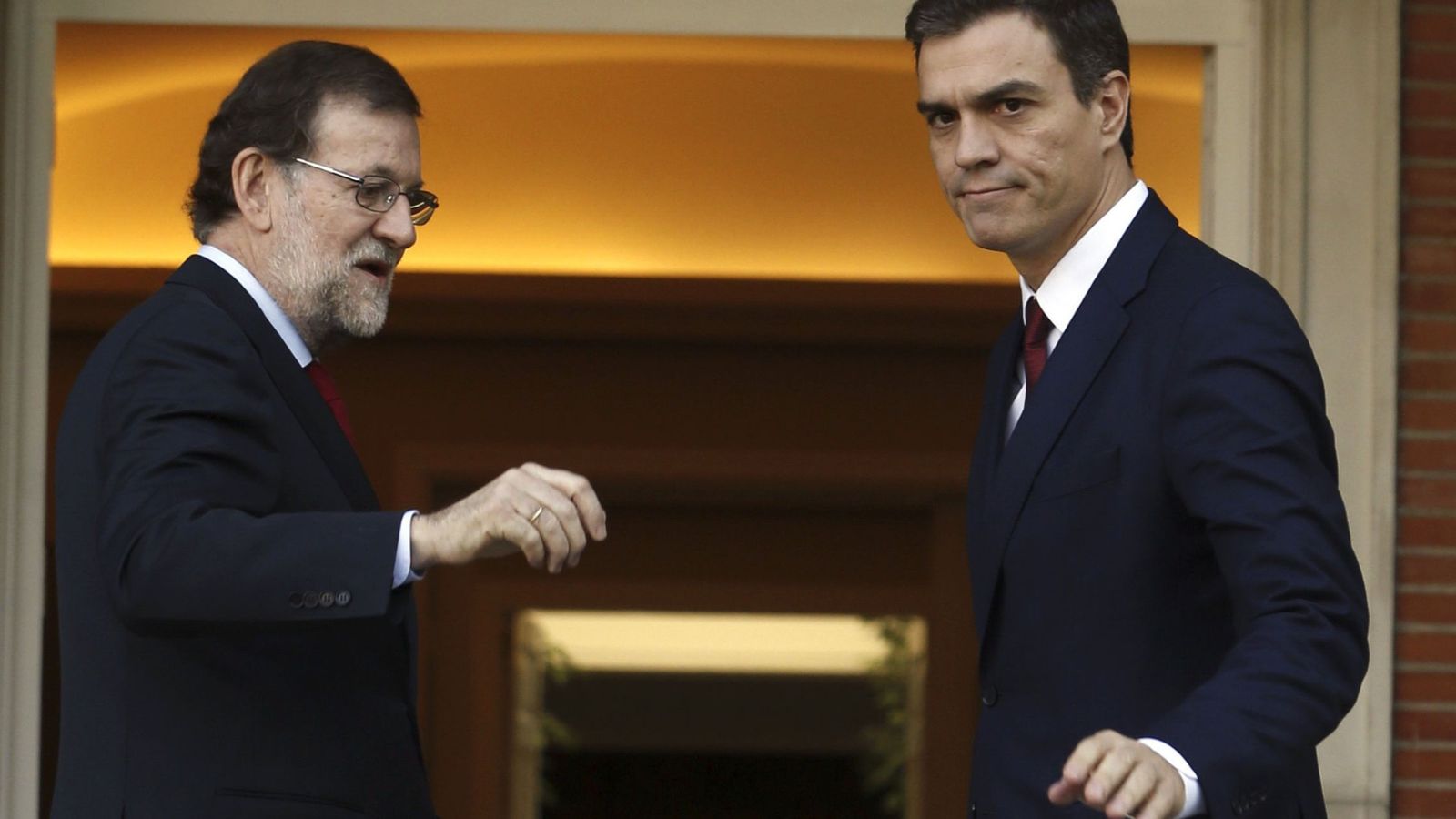 Foto: Mariano Rajoy y Pedro Sánchez se saludan antes de su última entrevista en La Moncloa, el pasado 23 de diciembre, tras las generales. (EFE)