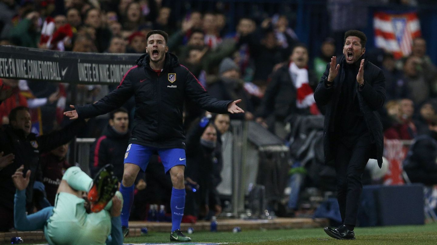Simeone y Saúl gritan desde la banda del Calderón. (Reuters/Juan Medina)