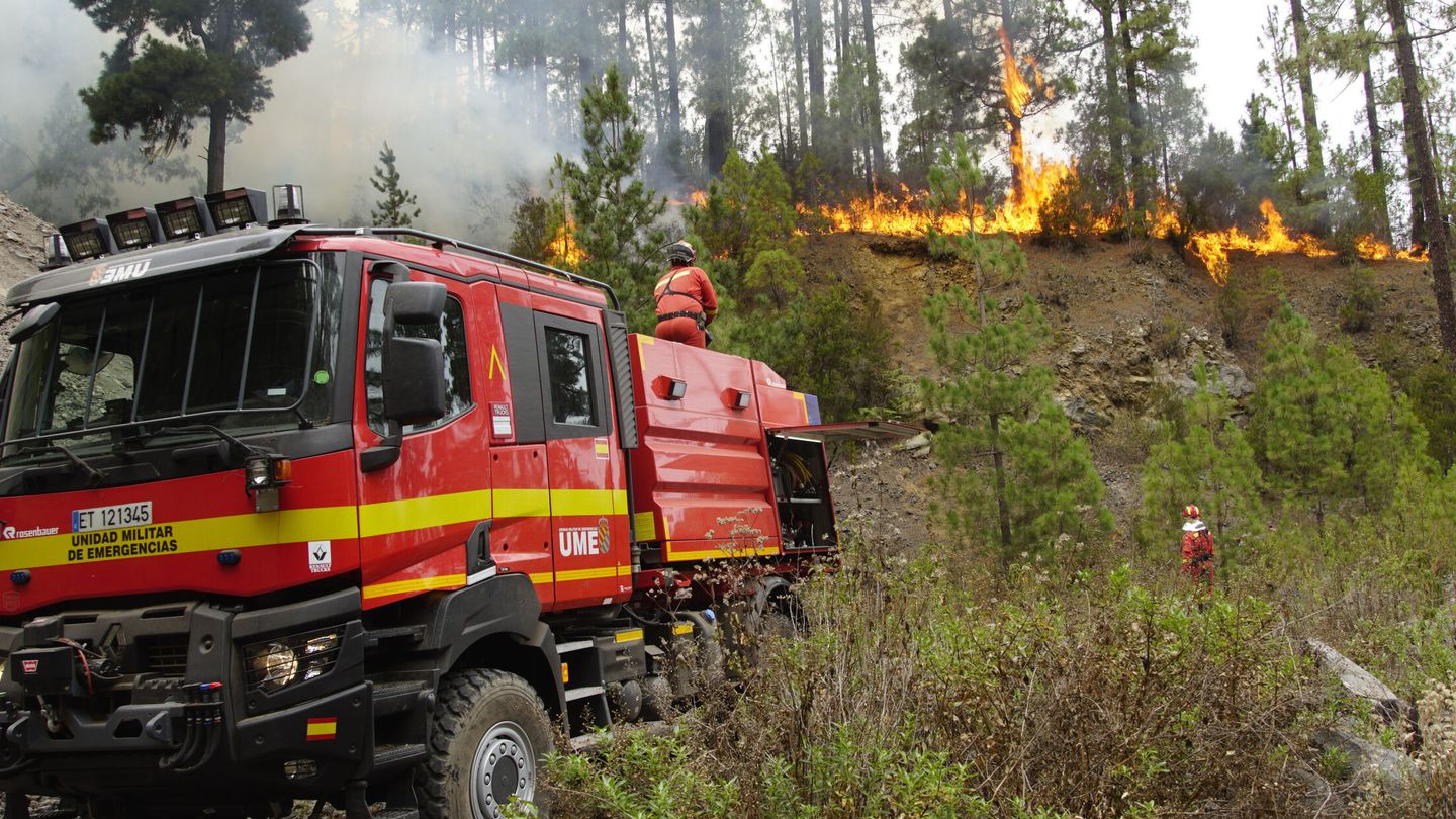 Efectivos de la UME en labores de extinción del incendio forestal. (EFE)