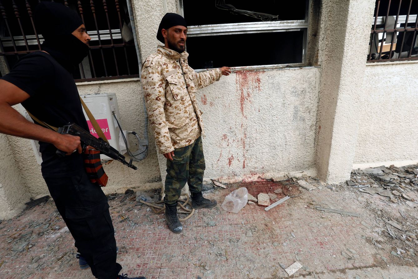 Personal de seguridad examina el lugar de un ataque suicida contra la comisión electoral en Trípoli, el 2 de mayo de 2018. (Reuters)