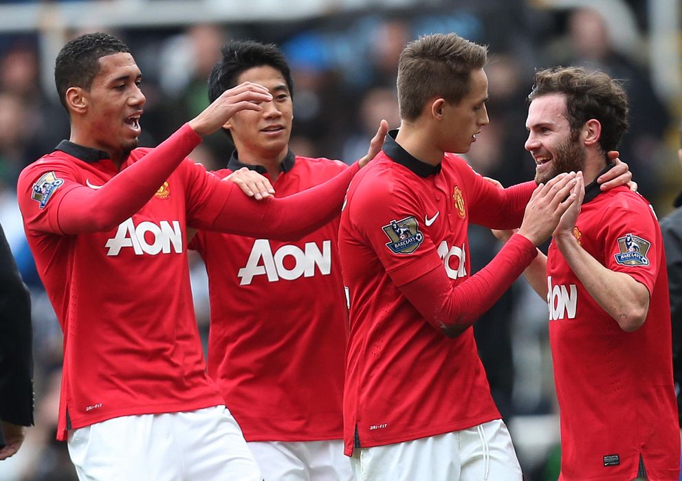 Foto: Los jugadores del Manchester United celebran un gol durante la pasada temporada.