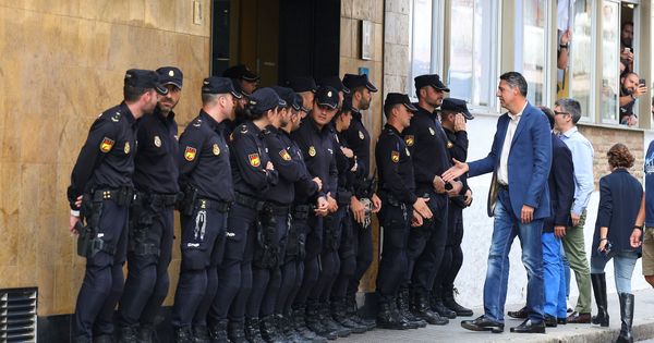 Foto: García Albiol saluda a los policías en Pineda de Mar. (Reuters)