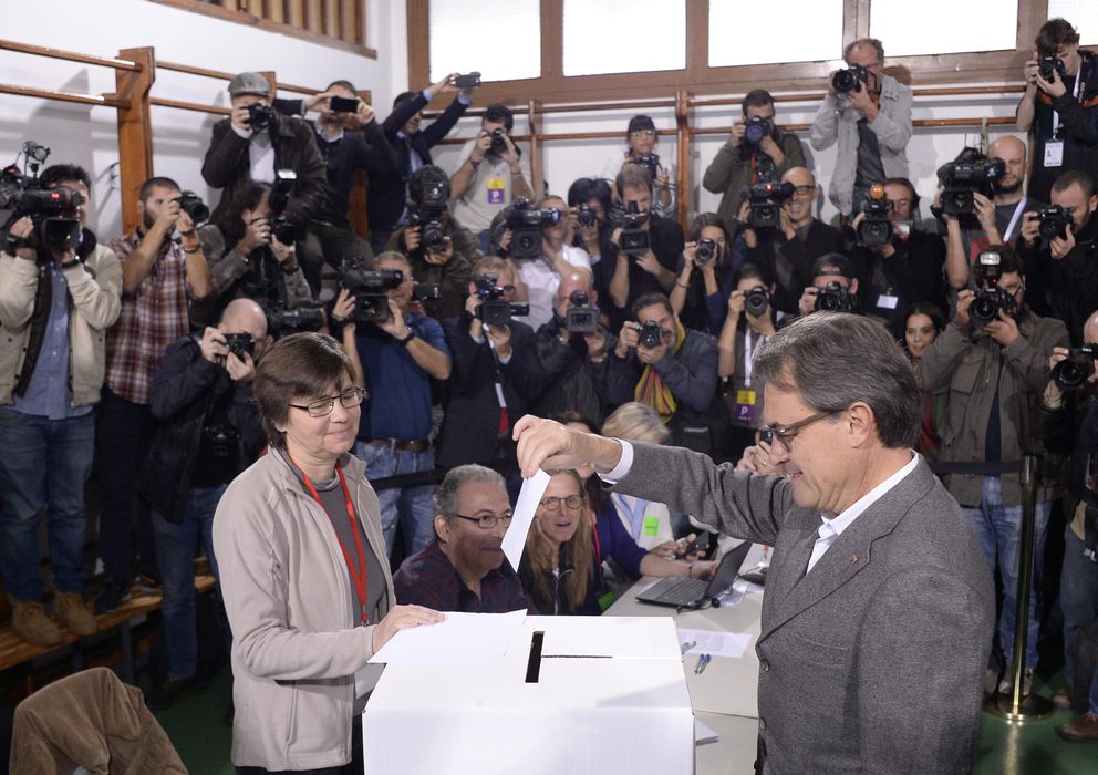 Foto: El presidente de la Generalitat votando el 9-N. (AP) 