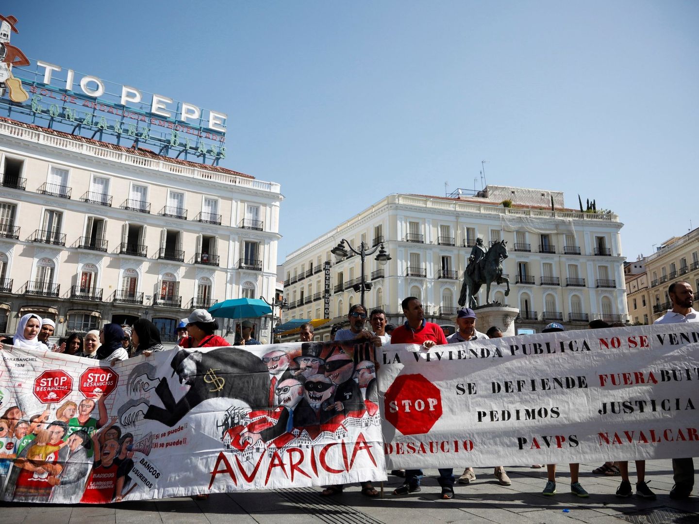 Afectados por la venta de viviendas del IVIMA en la Puerta del Sol de Madrid. (EFE / David Fernández)