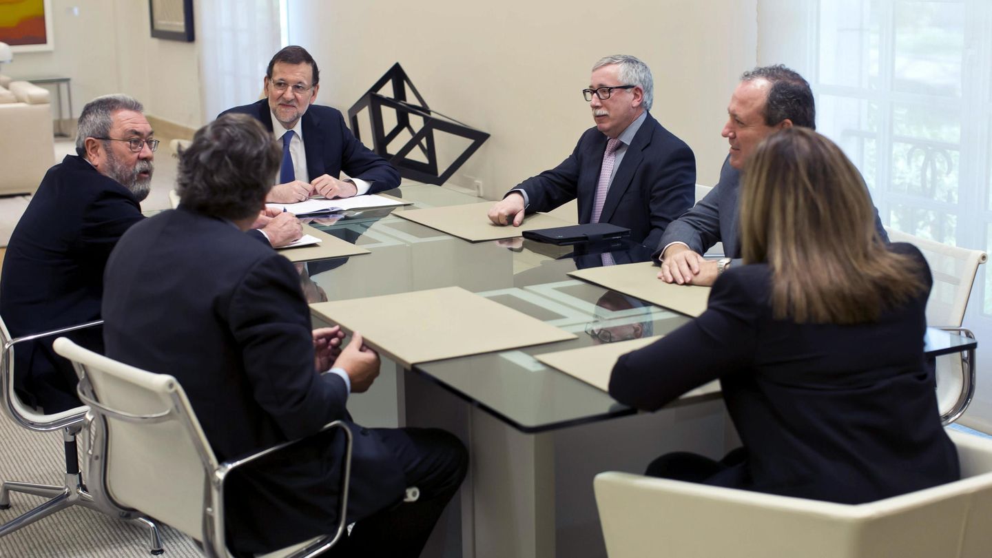 Rajoy con los interlocutores sociales (Efe)