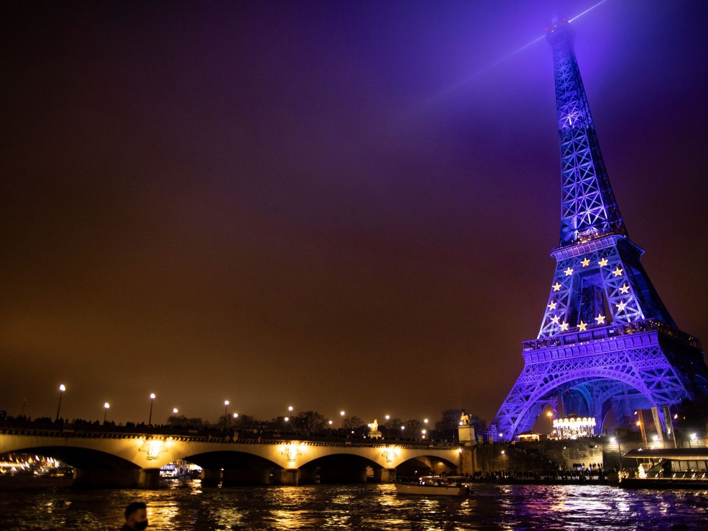 Una bandera europea sobre la Torre Eiffel para celebrar el inicio de la presidencia francesa del Consejo de la UE. (Reuters)