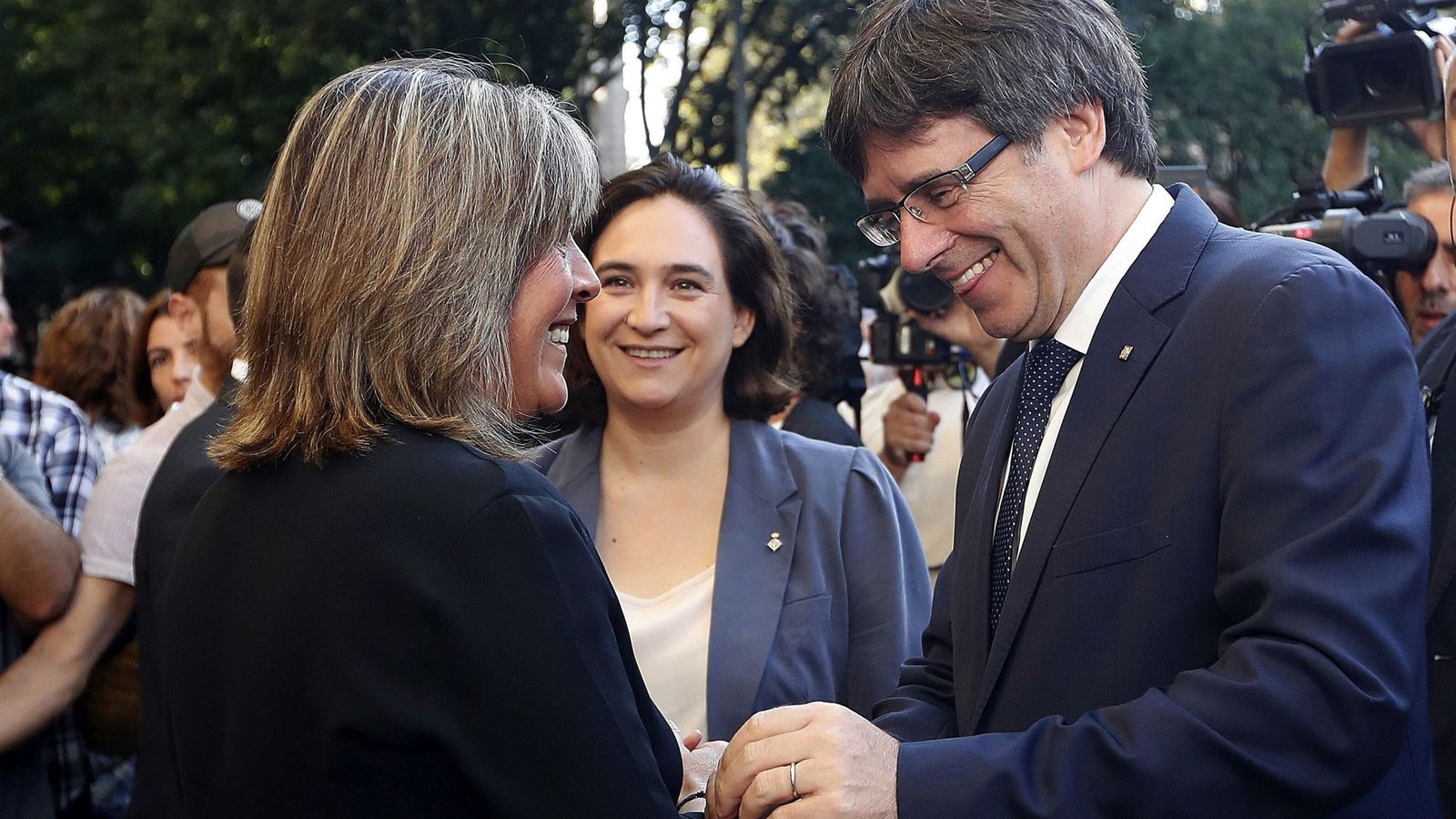 Foto: El presidente de la Generalitat, Carles Puigdemont, con la alcaldesa. (EFE)