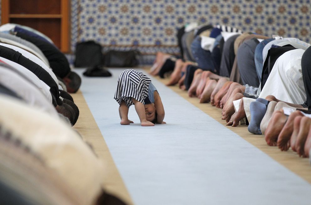 Un niño juega durante el rezo en la Gran Mezquita de Estrasburgo durante el Ramadán de 2013 (Reuters).