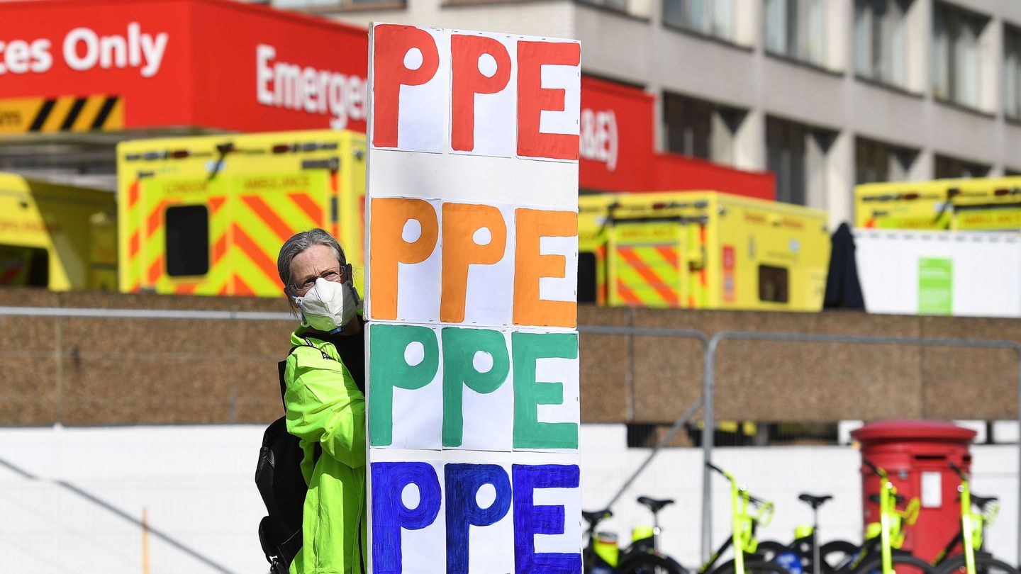 Un manifestante protesta con la pancarta 'PPE' (siglas del equipo de protección personal, en inglés), pidiendo que los sanitarios británicos tengan acceso a estos materiales. (EFE)