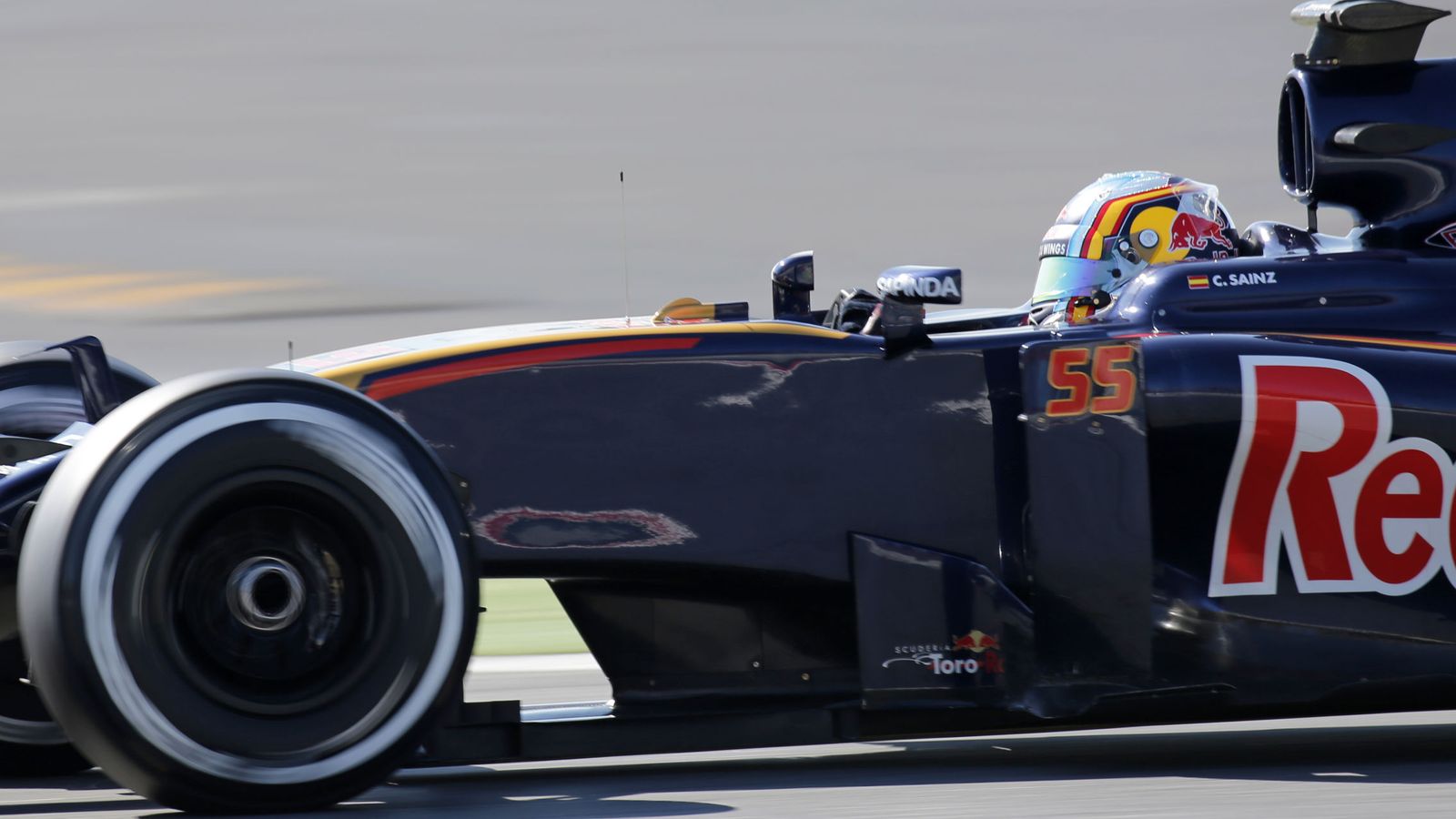 Foto: Carlos Sainz, este miércoles, rodando con su STR11 por Barcelona.